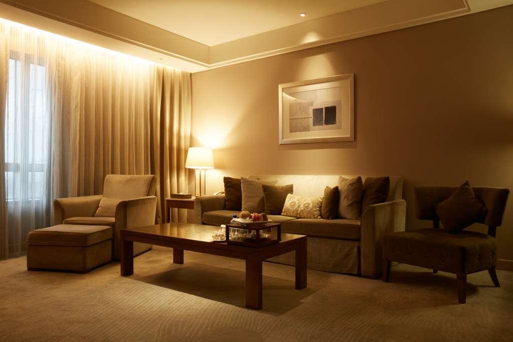 Windsor Hotel Tajcshung Szoba fotó A living room with indirect lighting