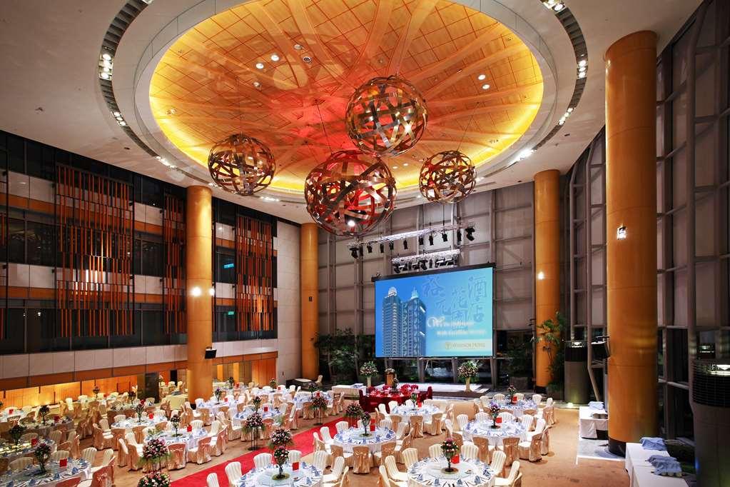 Windsor Hotel Tajcshung Étterem fotó The Grand Ballroom