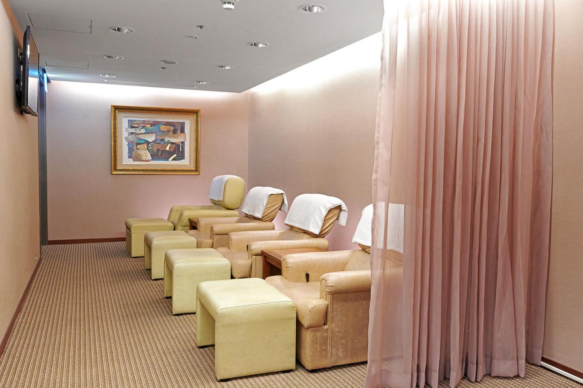 Windsor Hotel Tajcshung Kültér fotó A foot massage parlor in Hong Kong