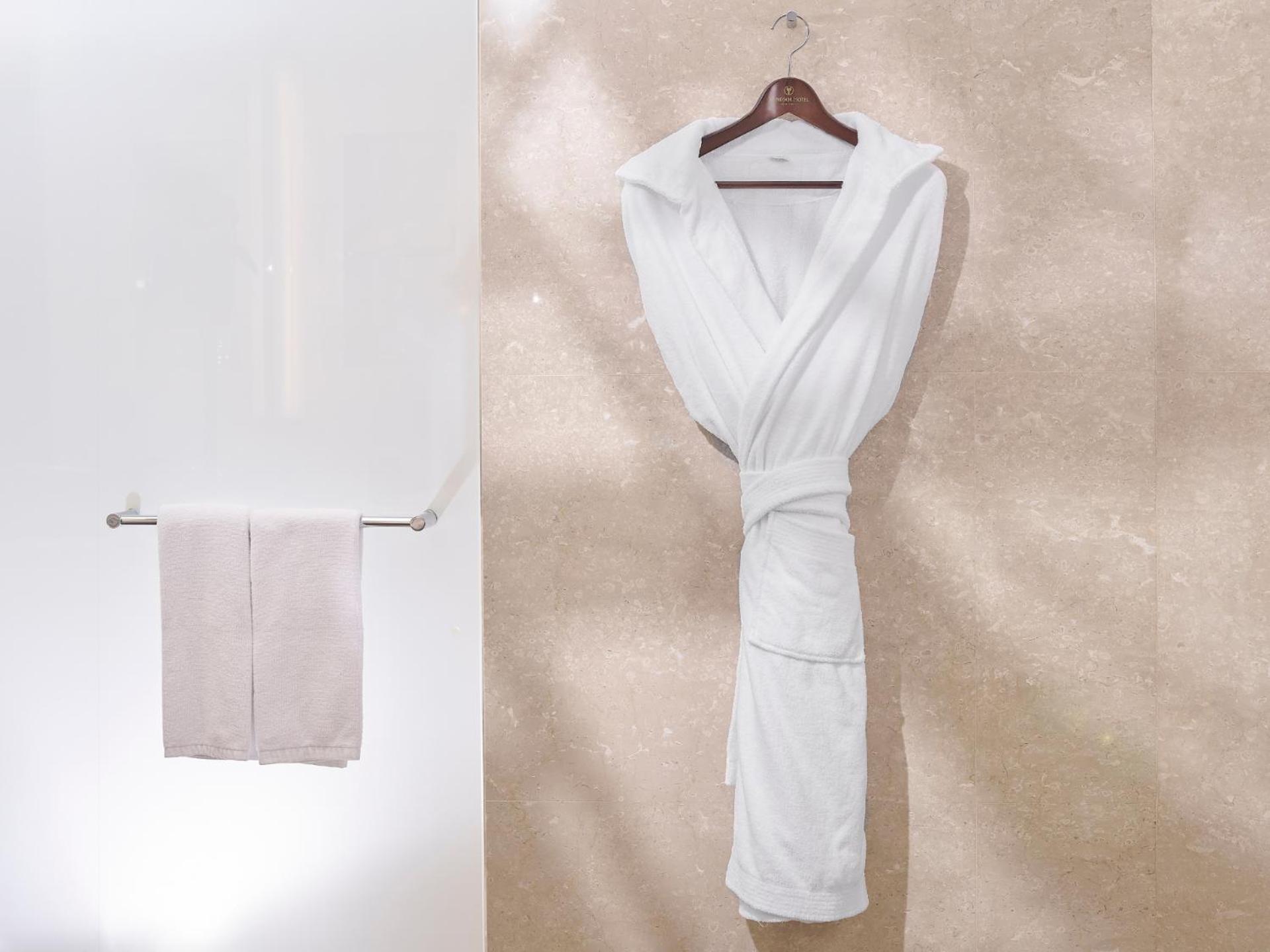 Windsor Hotel Tajcshung Kültér fotó A bathrobe