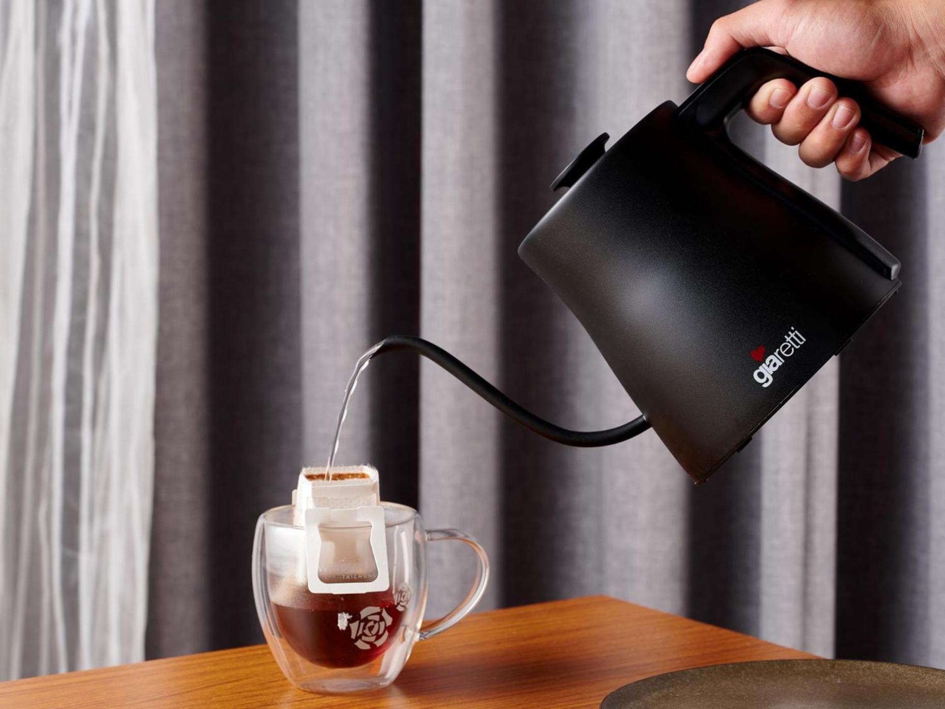Windsor Hotel Tajcshung Kültér fotó A kettle in use