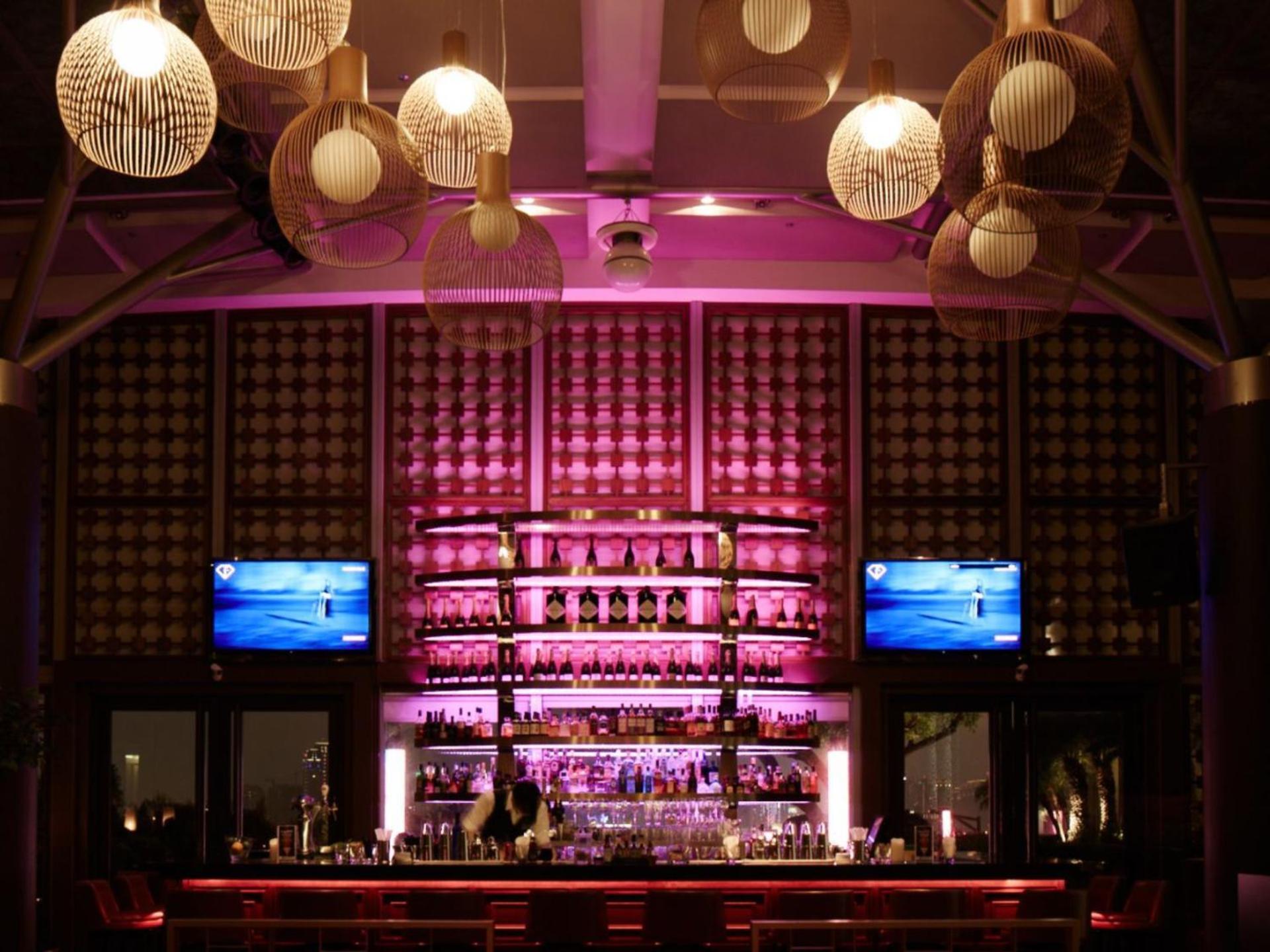 Windsor Hotel Tajcshung Kültér fotó The bar at the nightclub