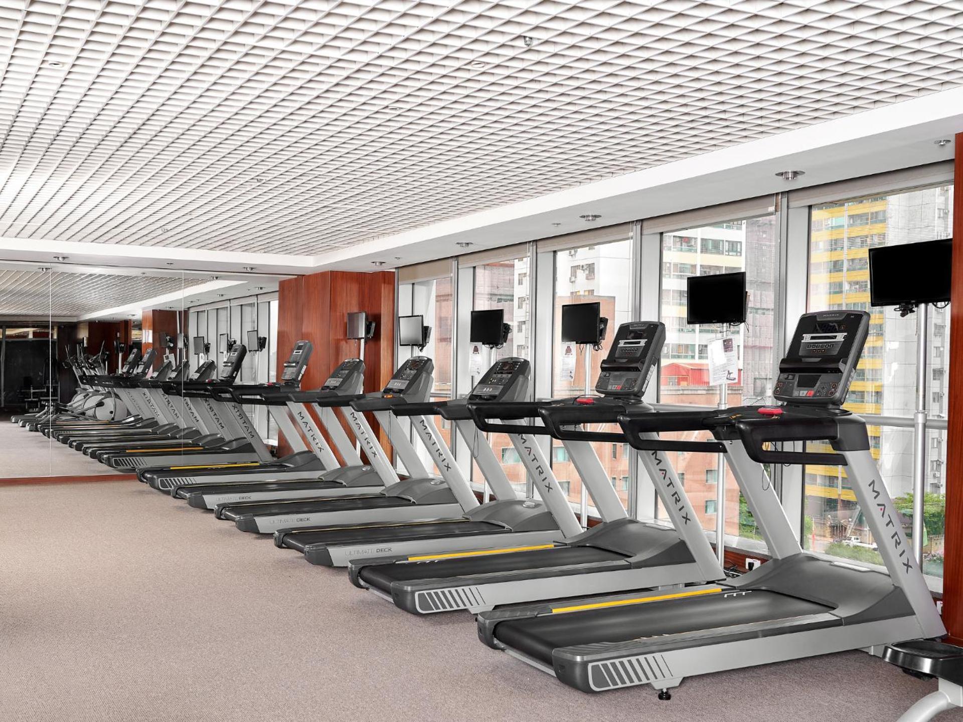 Windsor Hotel Tajcshung Kültér fotó A row of treadmills