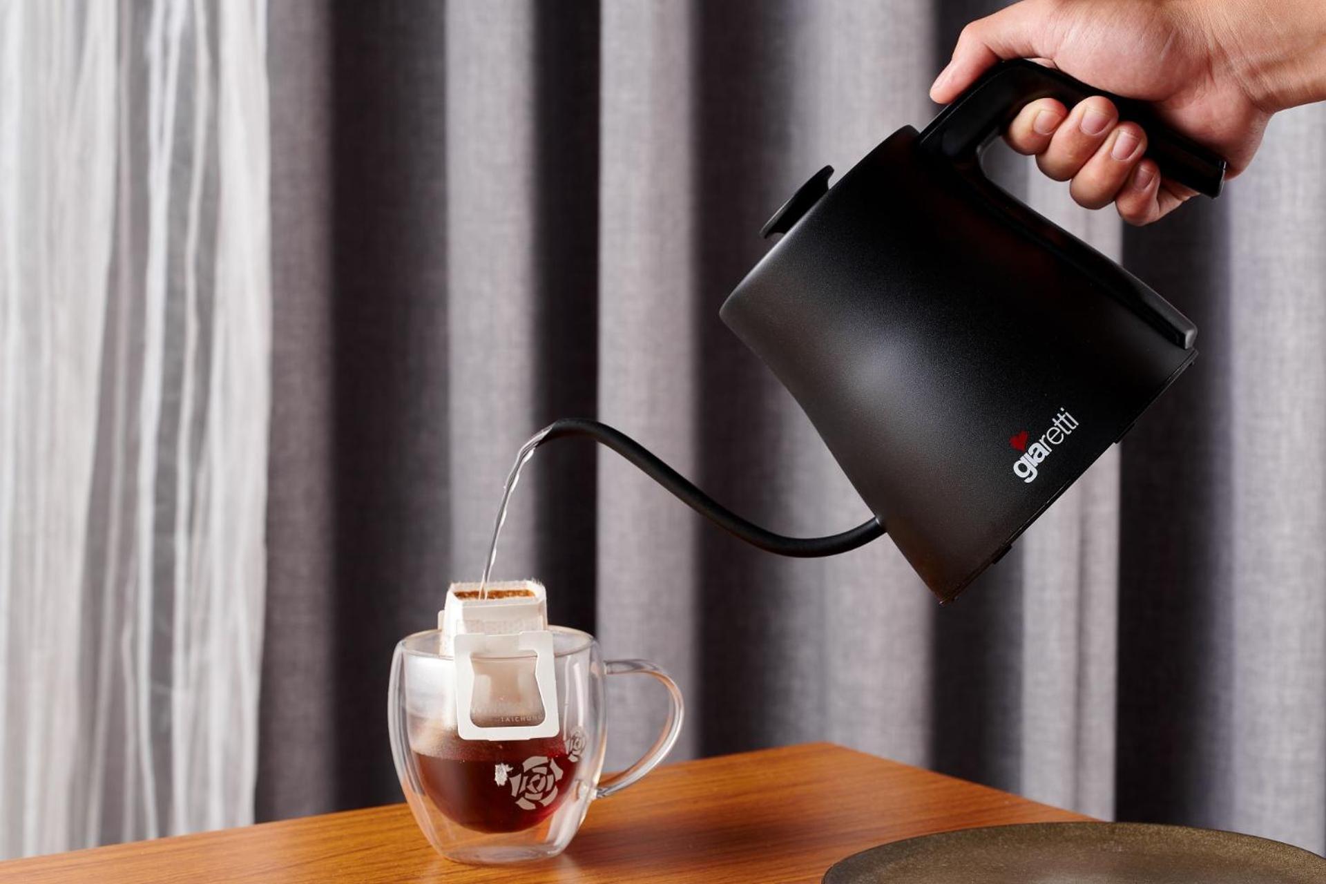 Windsor Hotel Tajcshung Kültér fotó A kettle in use