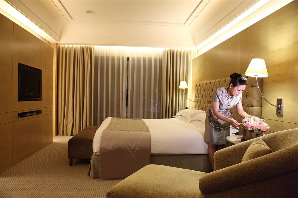 Windsor Hotel Tajcshung Kültér fotó A hotel maid making a bed