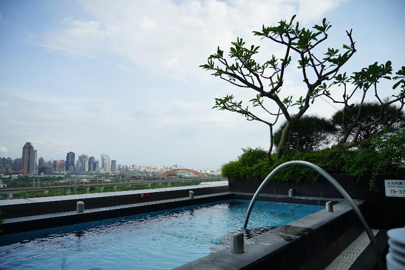 Windsor Hotel Tajcshung Kültér fotó The pool at the top of the hotel