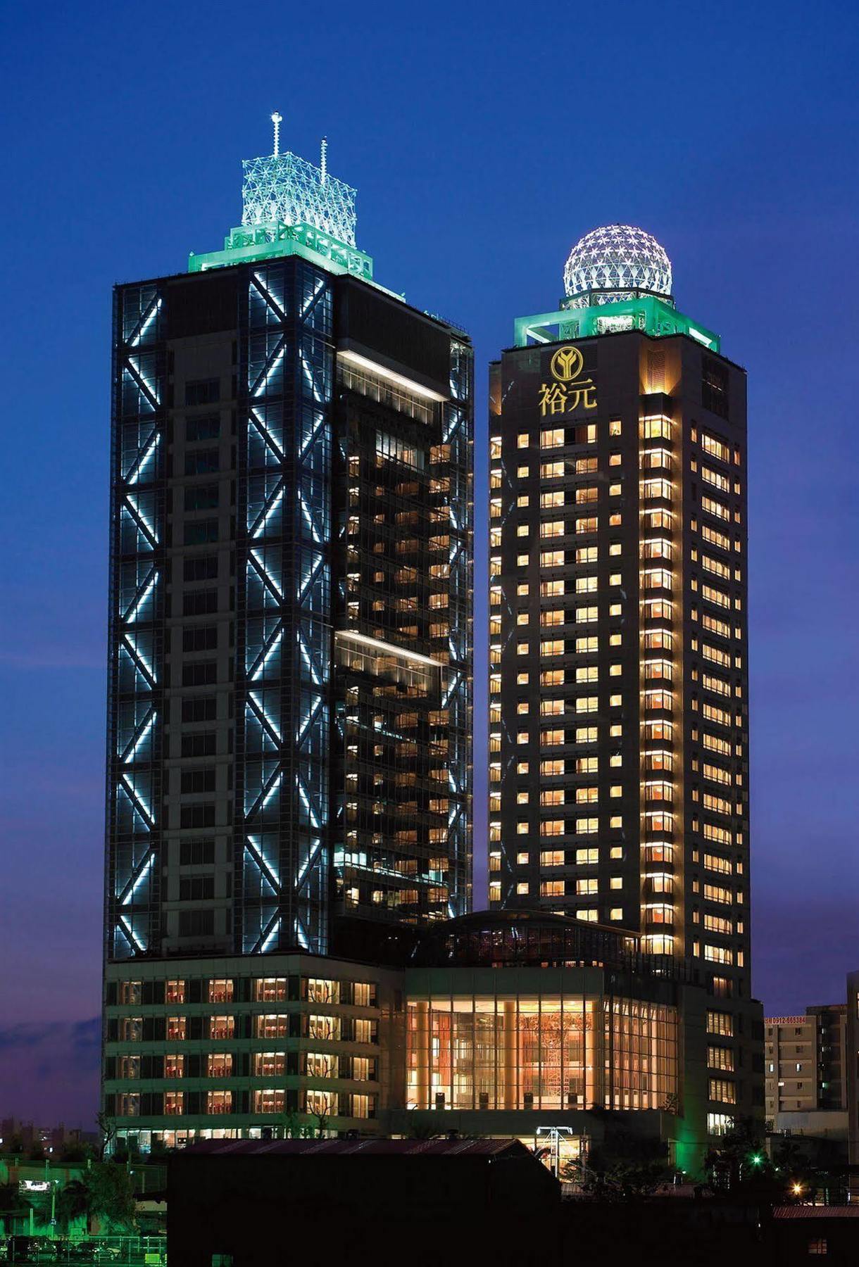 Windsor Hotel Tajcshung Kültér fotó The hotel at night